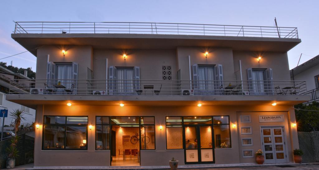 Leonidaion Guesthouse Ancient Olympia Exteriör bild The hotel at night